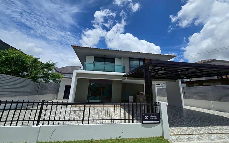 งานต่อเติมบ้าน ปูกระเบื้องรอบบ้าน ทำหลังคาโรงรถ