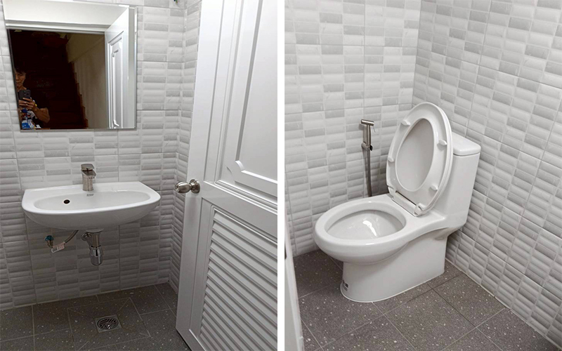 มุมอ่างล้างหน้าพร้อมกระจกสแตนเลส และโถส้วมชุดใหม่ - สะอาด ทันสมัย