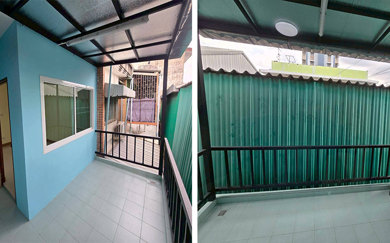 ระเบียงต่อเติมด้านหลัง - ราวเหล็กดำ พื้นกระเบื้องสีอ่อน หลังคาโปร่งแสง