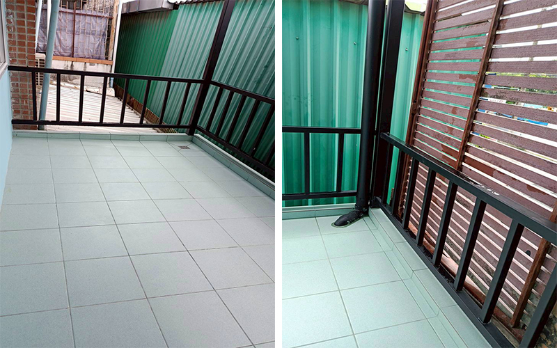 ระเบียงต่อเติมด้านหลัง - ราวเหล็กดำ พื้นกระเบื้องสีอ่อน หลังคาโปร่งแสง