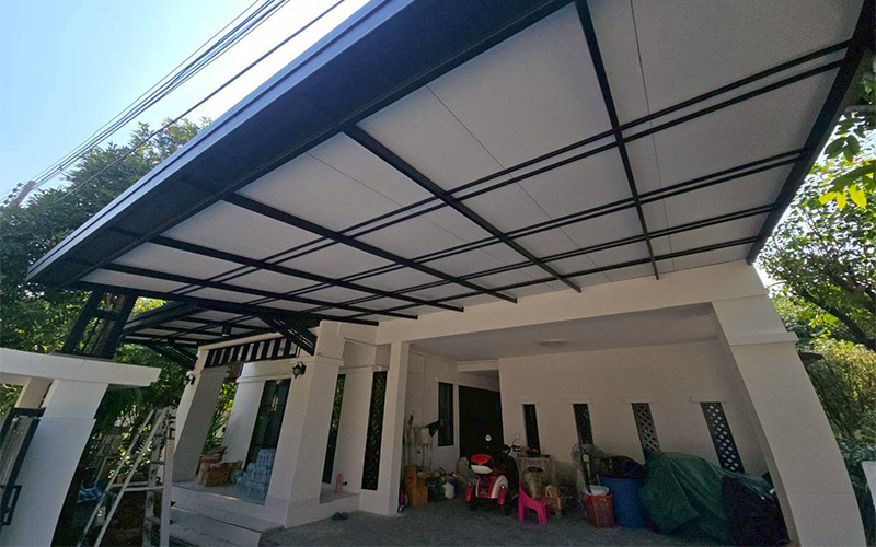 โครงหลังคาเหล็กกล่องสีดำบุแผ่นฝ้าเรียบสีขาวสำหรับโรงจอดรถหน้าบ้าน